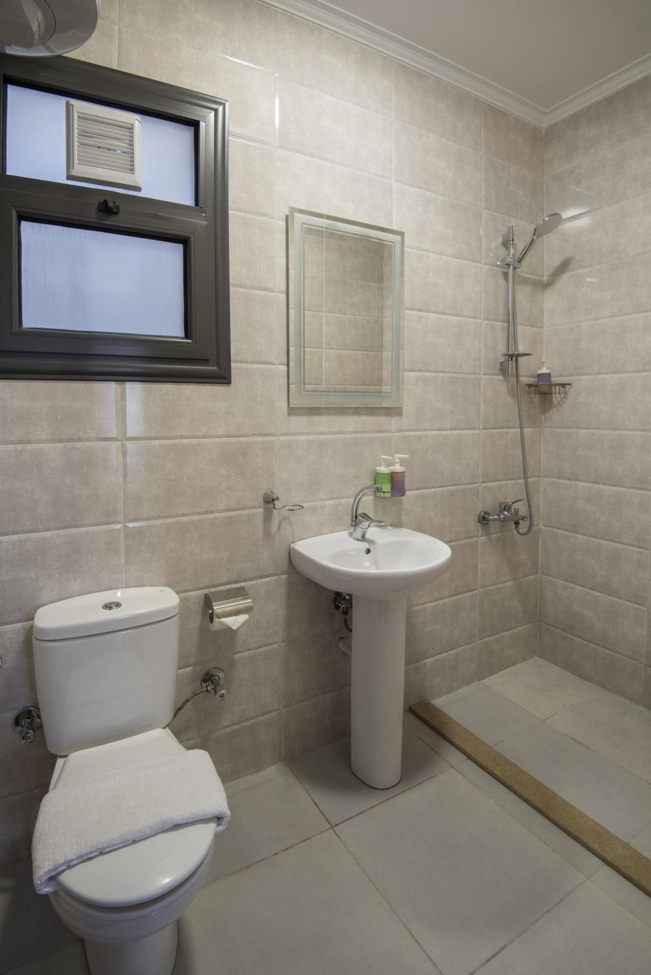 Travelholic Auc Apartment *